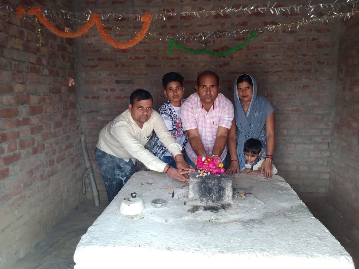 पछाँयगांव में बाल्मीकि आश्रम पर भक्तों का लगा तांता, बाल्मीकि समाधि के दर्शन कर पूजा की पछाँयगांव में बाल्मीकि आश्रम पर भक्तों का लगा तांता, बाल्मीकि समाधि के दर्शन कर पूजा की