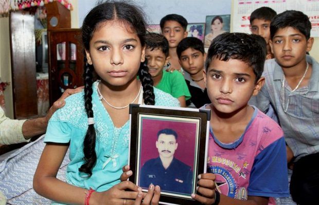 शहीद फौजी के बच्चों ने भी दिखाया जज्बा, कहा- सेना में भर्ती होकर लूंगा बदला शहीद फौजी के बच्चों ने भी दिखाया जज्बा, कहा- सेना में भर्ती होकर लूंगा बदला