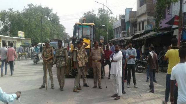 सपा सभासद के पुत्र की पीटकर हत्या, हाईवे जाम कर प्रदर्शन सपा सभासद के पुत्र की पीटकर हत्या, हाईवे जाम कर प्रदर्शन