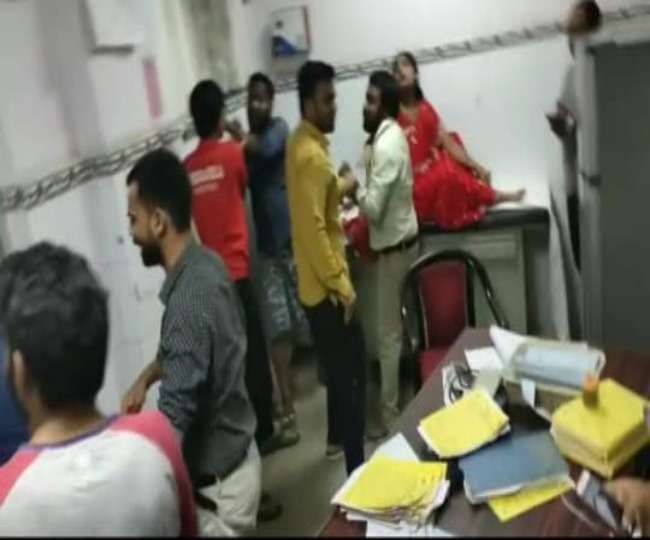 लोहिया अस्पताल में विलय के पहले दिन ही मारपीट-तोड़फोड़, जूनियर डॉक्टरों ने किया जमकर हंगामा लोहिया अस्पताल में विलय के पहले दिन ही मारपीट-तोड़फोड़, जूनियर डॉक्टरों ने किया जमकर हंगामा