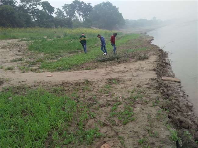 गाजीपुर : देर रात शराब तस्करों की फायरिंग में तीन लोग गंभीर रूप से घायल