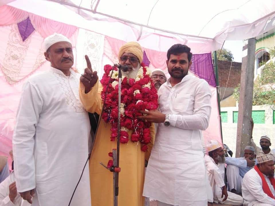 कानपुर :बारा अकबरपुर से शहर काजी जनाब अब्दुल सत्तार कादरी के उमरा शरीफ जाने के मौके पर नीरज सिंह गौर सदस्य जिला पंचायत मुबारक बाद देने पहुंचे