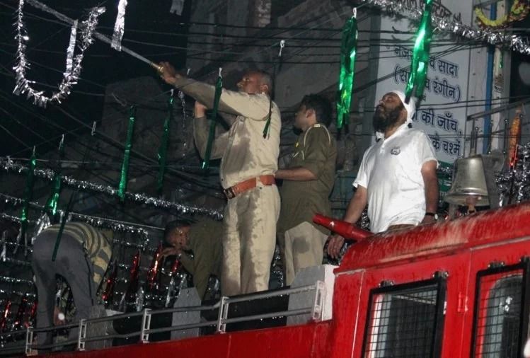 अलीगढ़ः आधी रात को दो दुकानों में भीषण आग