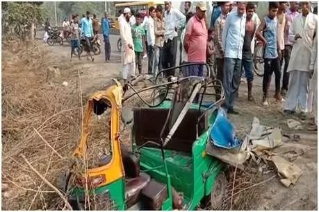 हापुड़ : ट्रक ने ऑटो को मारी टक्कर, 3 लोगों की मौत हापुड़ : ट्रक ने ऑटो को मारी टक्कर, 3 लोगों की मौत