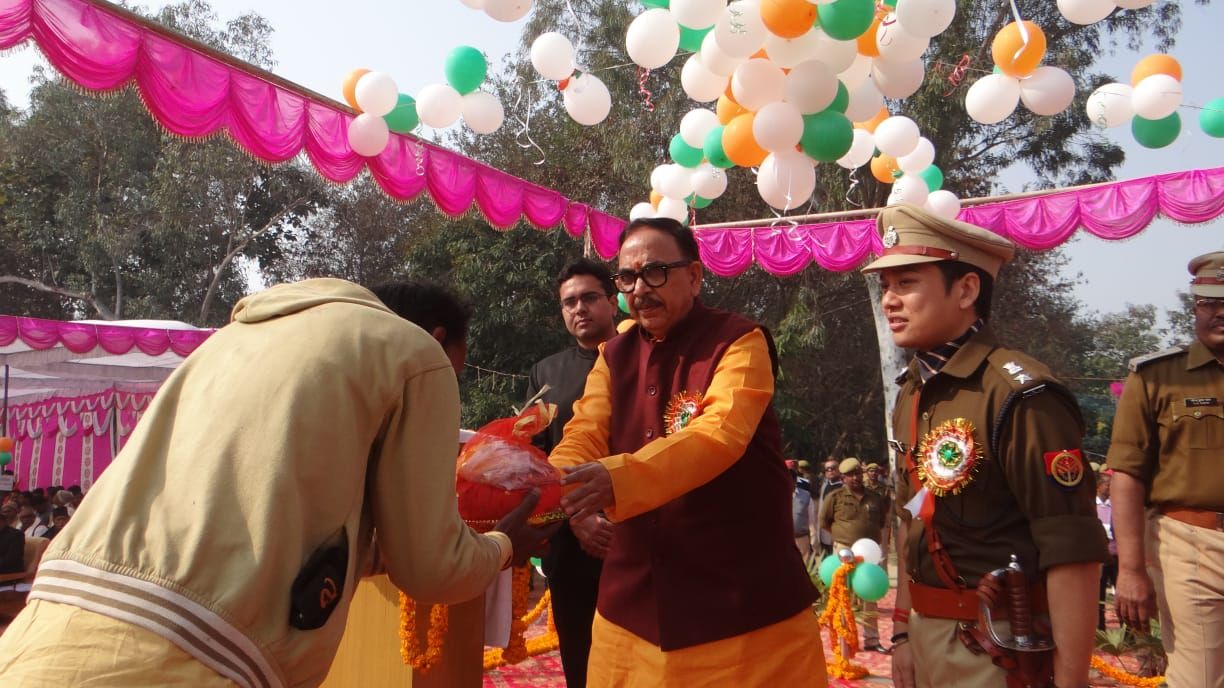 केन्द्रीय डा0 महेन्द्र नाथ पाण्डेय ने ध्वजारोहण किया, पुलिसकर्मियों को प्रशस्ति-पत्र दिए