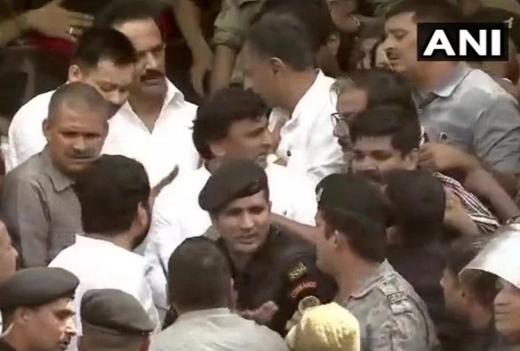 उत्तर प्रदेश के पूर्व मुख्यमंत्री अखिलेश यादव और बिहार के पूर्व उपमुख्यमंत्री तेजस्वी यादव भी एम करुणानिधि के अंतिम दर्शन करने पहुंचे।