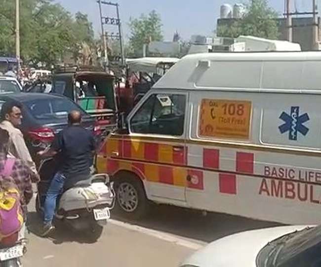 भाजपा प्रत्‍याशी के रोड शो में 15 मिनट फंसी रही गर्भवती को ले जा रही एंबुलेंस