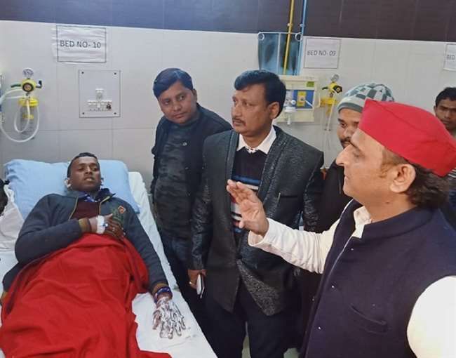 मेडिकल अफसर ने टोका तो अखिलेश ने लगाई फटकार, कहा-तुम सरकार का पक्ष नहीं ले सकते बाहर जाओ