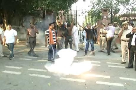 SC के बाहर हिन्दू संगठन ने फोड़े पटाखे, 14 हिरासत में