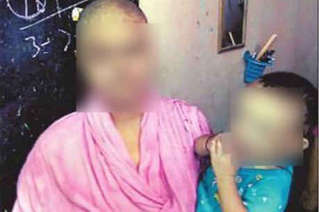 दहेज के लिए महिला का सिर मुंडवाकर आधी रात को घर से निकाला दहेज के लिए महिला का सिर मुंडवाकर आधी रात को घर से निकाला