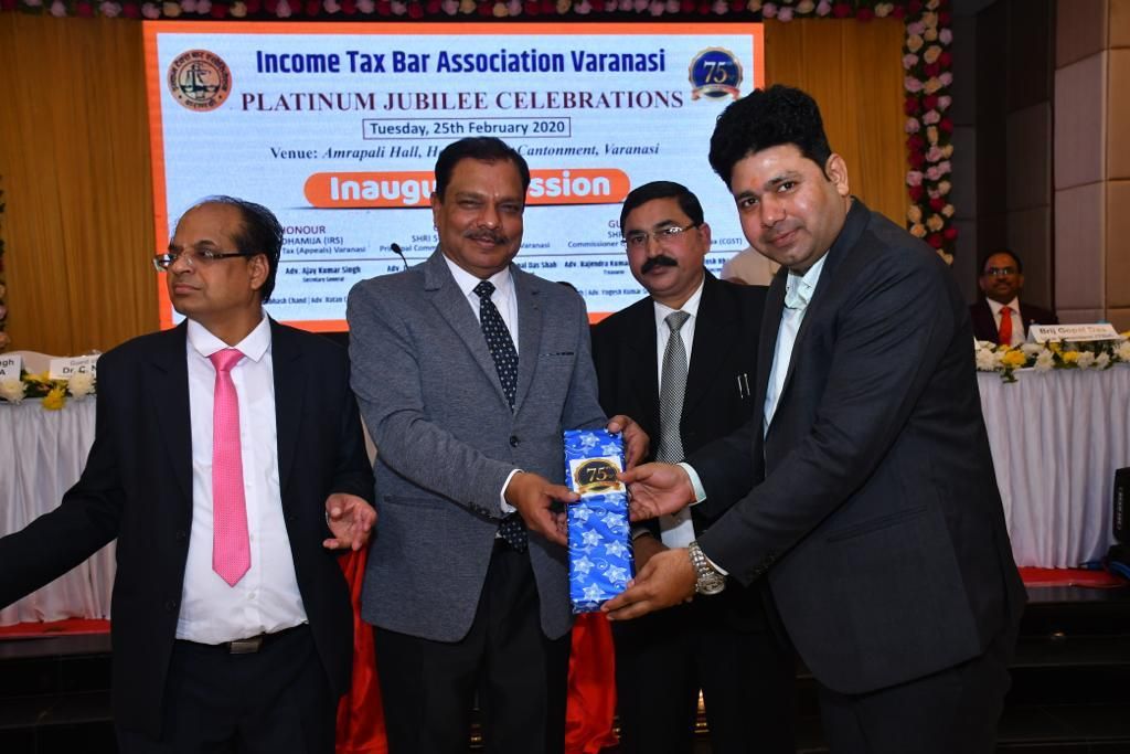 वाराणसी : इनकम टैक्स प्लेटिनम जुबली समारोह में बजट प्रेजेंटेशन अवार्ड मिला प्रेम शंकर मिश्र को