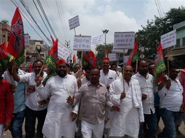 चंदौली में सयुस का विरोध प्रदर्शन, पुतले को लेकर पुलिस से हुई छीनाझपटी