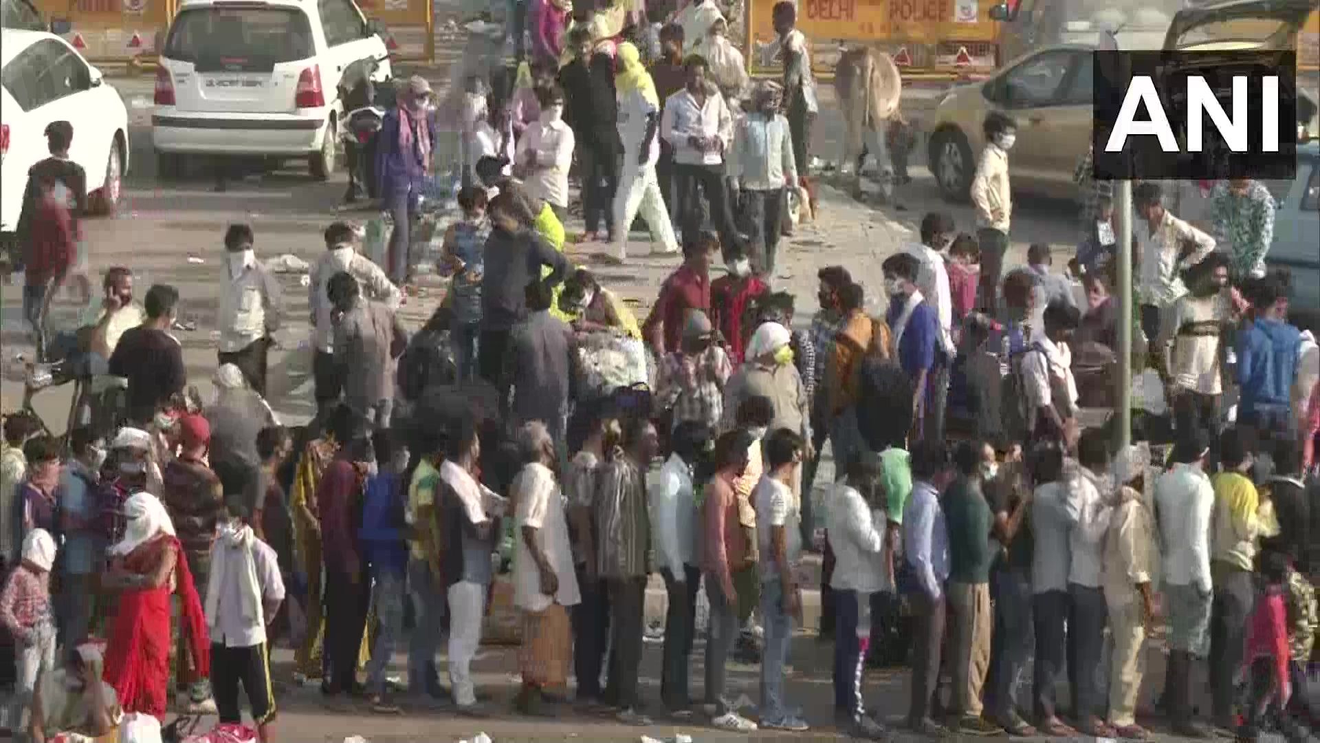 दिल्ली: उत्तर प्रदेश सीमा पर प्रवासी मजदूर इकट्ठा औरैया हादसे के बाद, यूपी सरकार ने अपने जिला मजिस्ट्रेटों को पैदल चलने वाले प्रवासियों के लिए बसों की व्यवस्था करने का आदेश दिया है।