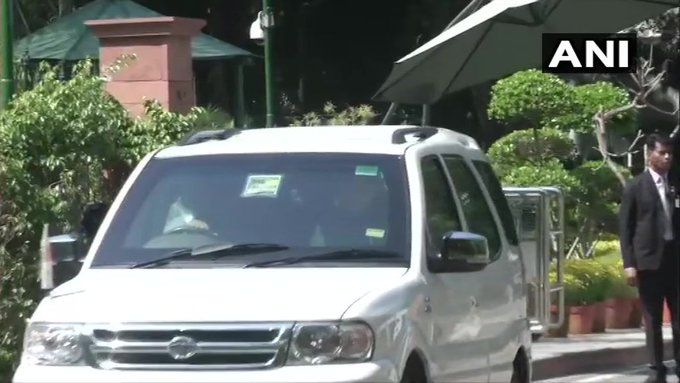 पीएम मोदी से मुलाकात के बाद बाहर निकले गृह मंत्री अमित शाह और ज्योतिरादित्य सिंधिया। इस मुलाकात के बाद सिंधिया के बीजेपी जॉइन करने की अटकलें और तेज हो गई हैं।