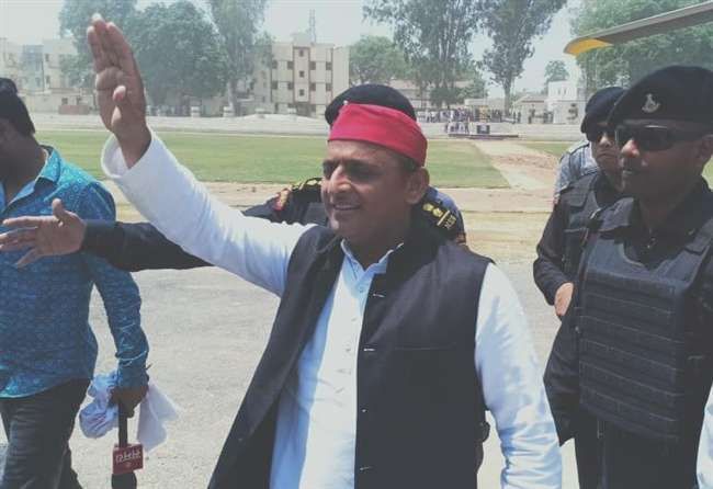 सपा अध्यक्ष अखिलेश यादव ने नामांकन किया, कार्यकर्ताओं ने दिखाई ताकत सपा अध्यक्ष अखिलेश यादव ने नामांकन किया, कार्यकर्ताओं ने दिखाई ताकत