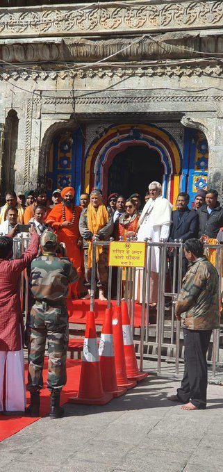 उत्तराखंड: सेना प्रमुख जनरल बिपिन रावत अपनी पत्नी मधुलिका रावत के साथ आज केदारनाथ मंदिर गए। सेना प्रमुख का बद्रीनाथ जाने का भी कार्यक्रम है