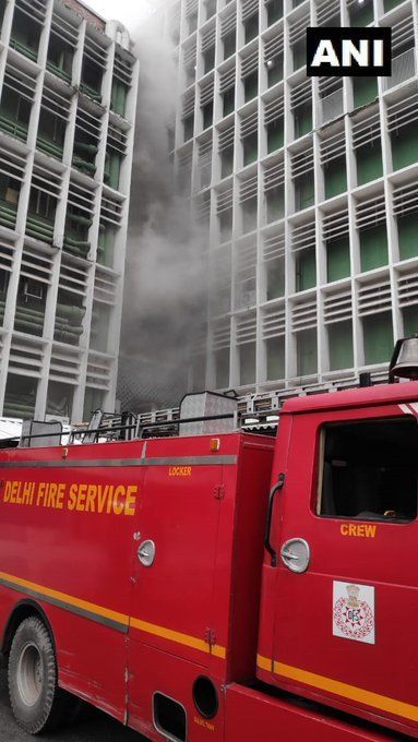 दिल्लीः AIIMS में दूसरी मंजिल पर लगी आग, फायर ब्रिगेड की गाड़ियां मौके पर।