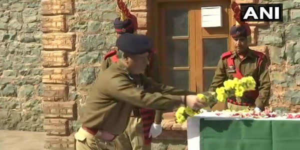 जम्मू-कश्मीरः श्रीनगर में आतंकियों द्वारा किए गए ग्रेनेड हमले में शहीद हुए CISF के ASI राजेश कुमार को श्रद्धांजलि अर्पित की गई।