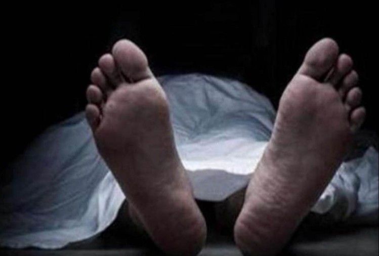 निर्माणाधीन मकान में शव मिलने से सनसनी, परिजनों ने हत्या का आरोप लगाया निर्माणाधीन मकान में शव मिलने से सनसनी, परिजनों ने हत्या का आरोप लगाया