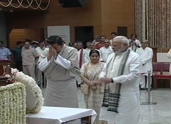 भूटान नरेश ने बीजेपी मुख्यालय में वाजपेयी को श्रद्धांजल‍ि दी