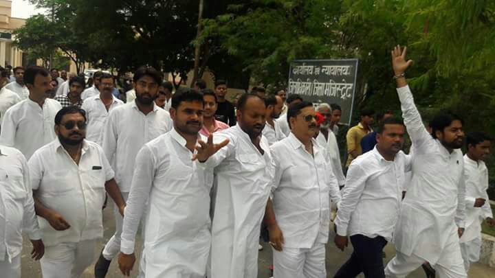 आज कानपुर जनपद देहात को सूखाग्रस्त घोषित किये जाने की मांग को लेकर जिलाधिकारी को ज्ञापन दिया नीरज सिंह गौर ने, साथ में जिला अध्यक्ष समरथ पाल पूर्व जिला अध्यक्ष वीरसेन यादव शालू सिंह अदि