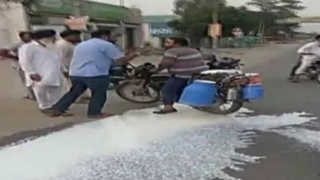 किसानों का गांव बंद आंदोलन शुरू, सड़क पर फेंके टमाटर, बहाया दूध किसानों का गांव बंद आंदोलन शुरू, सड़क पर फेंके टमाटर, बहाया दूध