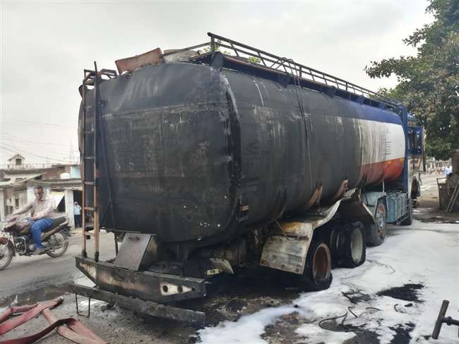 सोनभद्र के शक्तिनगर में डीजल टैंकर फटने से एक की मौत, दो झुलसे सोनभद्र के शक्तिनगर में डीजल टैंकर फटने से एक की मौत, दो झुलसे
