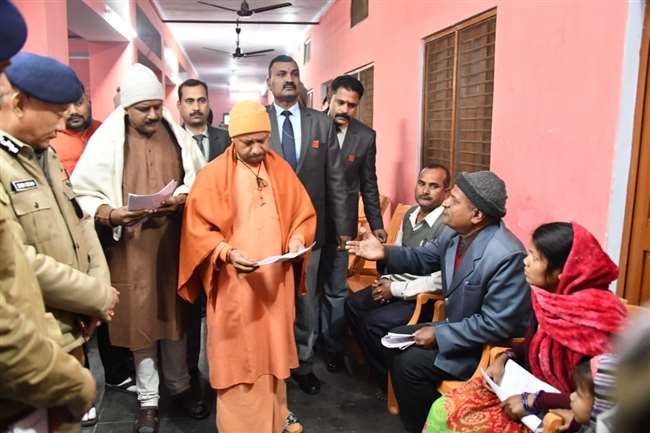 गोरखपुर में फरियादियों से मिलकर लखनऊ रवाना हुए CM योगी