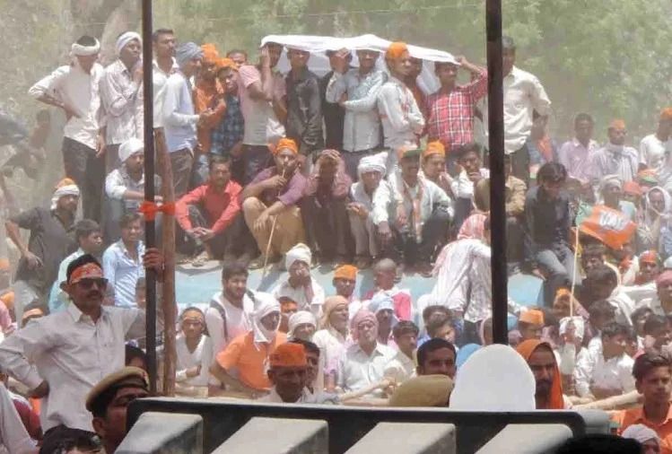 कन्नौज से आई तस्वीरें सियासी गलियारों में मचा रही हैं हलचल! कन्नौज से आई तस्वीरें सियासी गलियारों में मचा रही हैं हलचल!