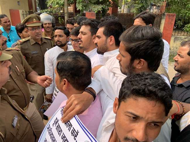 नोटबंदी के खिलाफ प्रदर्शन के दौरान भारतीय राष्ट्रीय छात्र संगठन के कार्यकर्ताओं से पुलिस की झड़प नोटबंदी के खिलाफ प्रदर्शन के दौरान भारतीय राष्ट्रीय छात्र संगठन के कार्यकर्ताओं से पुलिस की झड़प