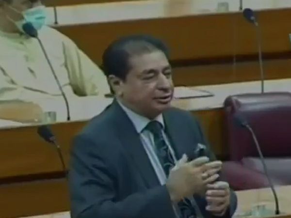 टिड्डियां खाने से ठीक हो सकता है कोरोना : पाकिस्तानी सांसद टिड्डियां खाने से ठीक हो सकता है कोरोना : पाकिस्तानी सांसद