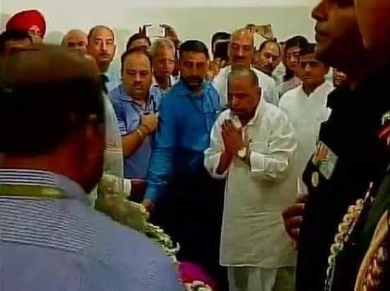 मुलायम सिंह यादव ने पूर्व प्रधानमंत्री अटल बिहारी वाजपेयी को श्रद्धांजलि दी.