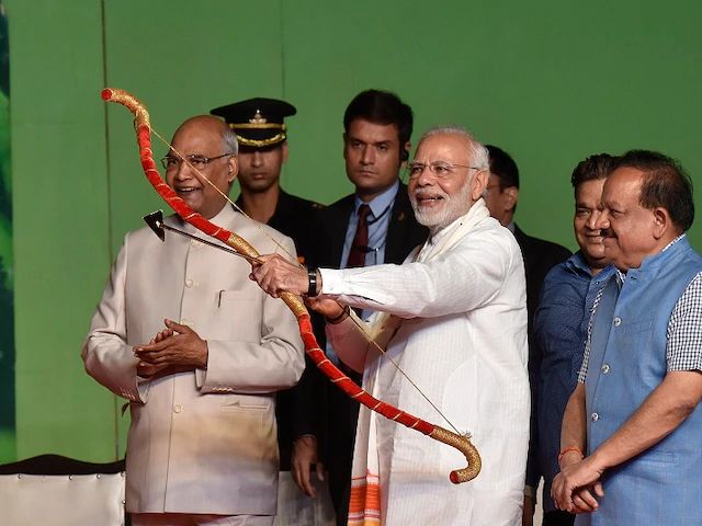 द्वारका में पीएम मोदी रावण दहन करेंगे , रावण दहन कार्यक्रम की तैयारियां पूरी ,विहिपि के राम मंदिर के प्रारूप जैसा मंच बना,पीएम शाम 5:30 बजे द्वारका पहुंचेंगे , डीडीए मैदान में लगाया गया रावण का पुतला