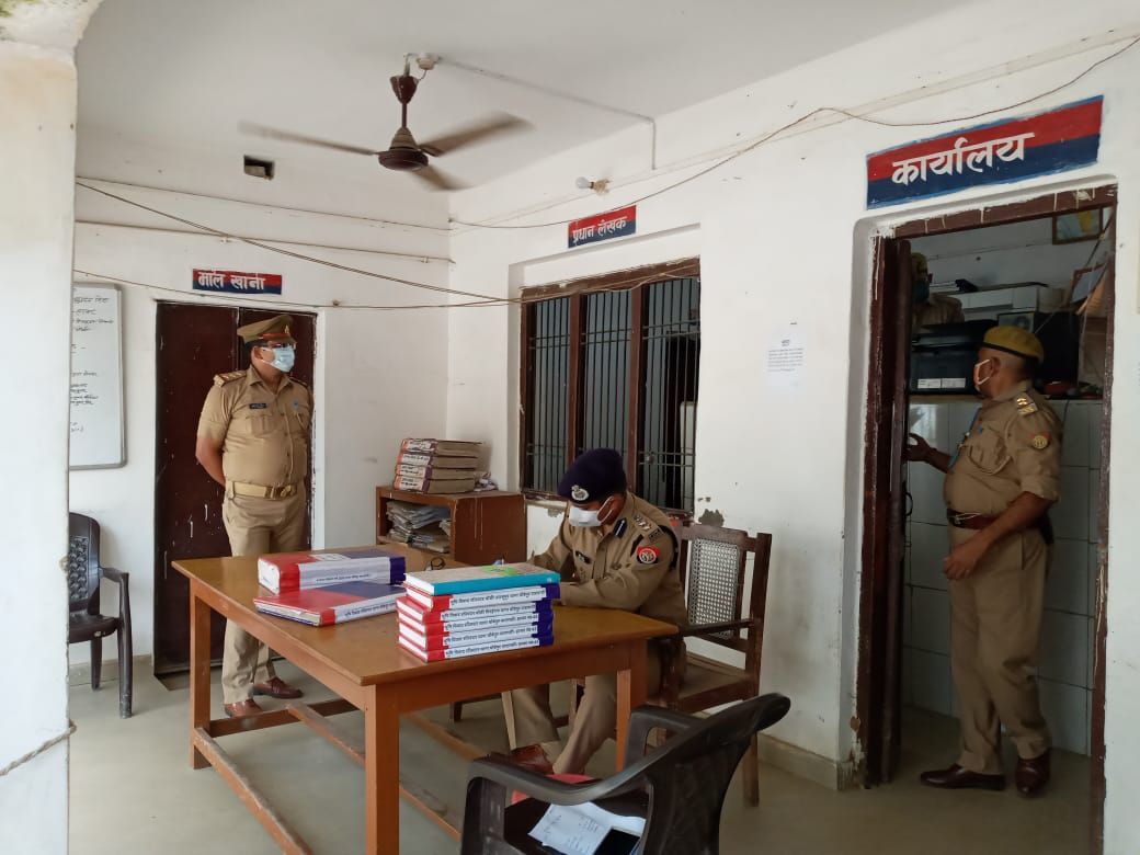 वाराणसी : एसएसपी अमित पाठक चौबेपुर थाने पहुंचे। अभिलेखों के निरीक्षण के दौरान कमियां पाये जाने पर मातहतों को लगाई फटकार। शिकायती पत्रों के बिंदुवार मेंटेन न होना बनी कप्तान के नाराजगी की वजह