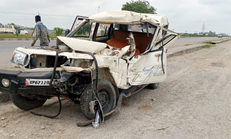 नेशनल हाईवे पर खड़ी ट्रक में घुसी बोलेरो, 5 लोगों में 2 लोगों की मौके पर हुई मौत 3 घायल
