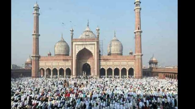 ईद मुबारक: देशभर में धूमधाम से मनाई जा रही ईद,मस्जिदों में जुटी भीड़