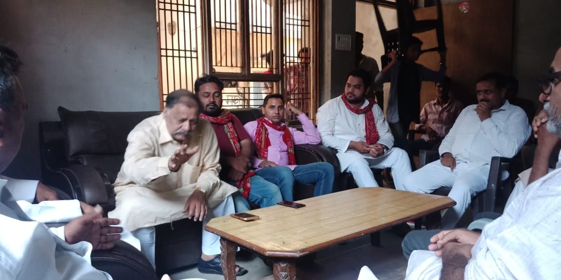 नूरपूर उपचुनाव : नूरपूर सिटी में डोर टू डोर सपा प्रत्याशी के लिए वोट मांगने गये सपा विधायक हाजी इकराम कुरैशी