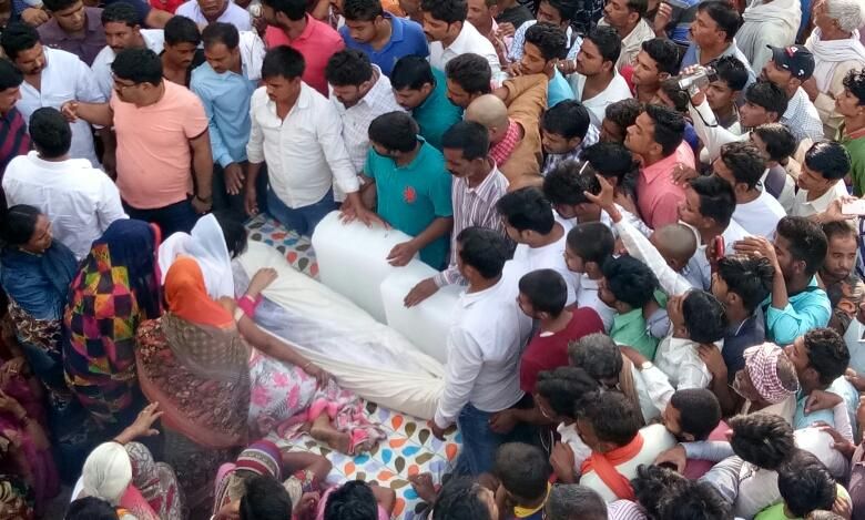 जौनपुर: माफिया डान मुन्ना बजरंगी का शव काशी घाट के लिए रवाना. काशी के मणिकर्णिका घाट पर किया जाएगा दाह संस्कार.पैतृक आवास पर पहुंचते ही परिजनों में मचा कोहराम. बागपत जेल में मुन्ना बजरंगी की गोली म�