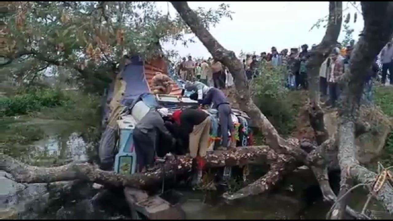 तेज रफ्तार से आ रही ट्रक अचानक अनियंत्रित होकर पलटी, जिसके चपेट में आने से एक ब्यक्ति की मौके पर मौत