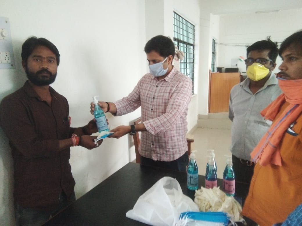 SDM ने तहसील पर मास्क, ग्लब्स,सेनिटाइजर सहित सुरक्षा किट का वितरण किया SDM ने तहसील पर मास्क, ग्लब्स,सेनिटाइजर सहित सुरक्षा किट का वितरण किया