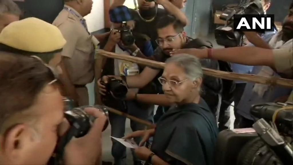 दिल्ली: दिल्ली के पूर्व सीएम और उत्तर-पूर्वी दिल्ली से कांग्रेस की उम्मीदवार शीला दीक्षित ने निजामुद्दीन (पूर्व) के मतदान केंद्र पर अपना वोट डाला।