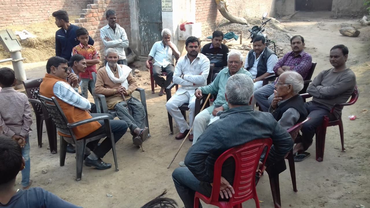 कानपुर देहात के कस्बा रूरा के पास सरवा गाँव मे मासूम बेटी की बेहद दुखद मौत पर नीरज सिंह गौर पीड़ित परिवार के घर पहुँच संवेदना व्यक्त की और अंतिम संस्कार में मौजूद रहे