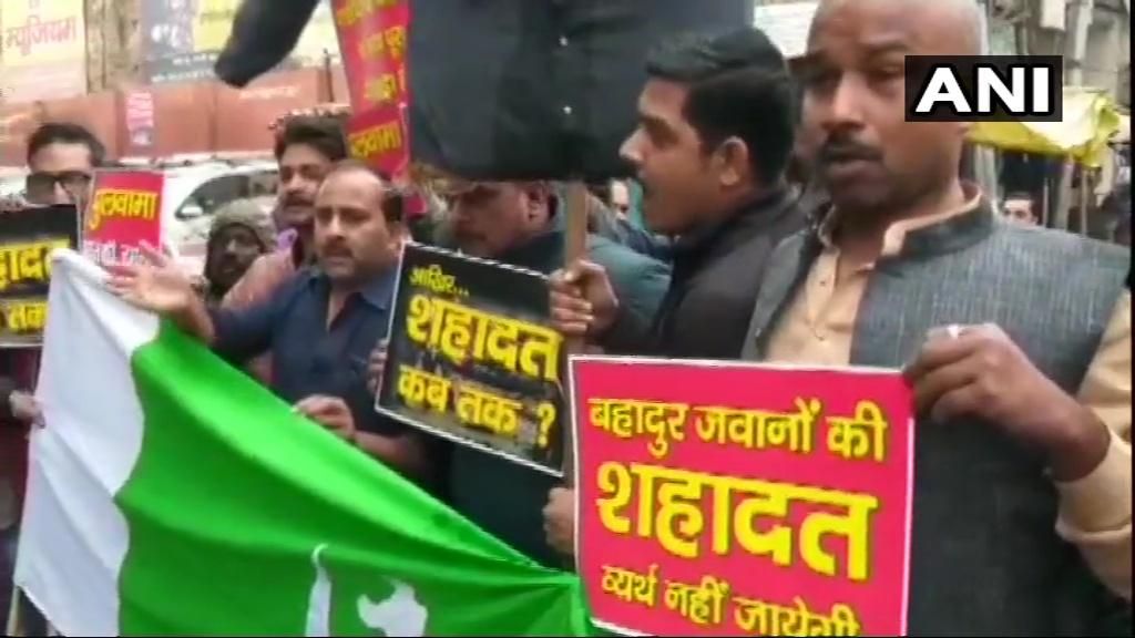 वाराणसी: स्थानीय लोगों ने पाकिस्तान और आतंकवादी संगठन जैश-ए-मोहम्मद के प्रमुख मसूद अजहर के खिलाफ विरोध प्रदर्शन किया