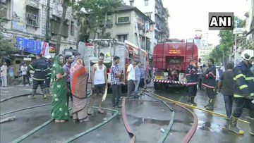 मुंबई : भिंडी बाजार इलाके में भीषण आग, 7 दमकल गाड़ियां आग बुझाने में जुटीं