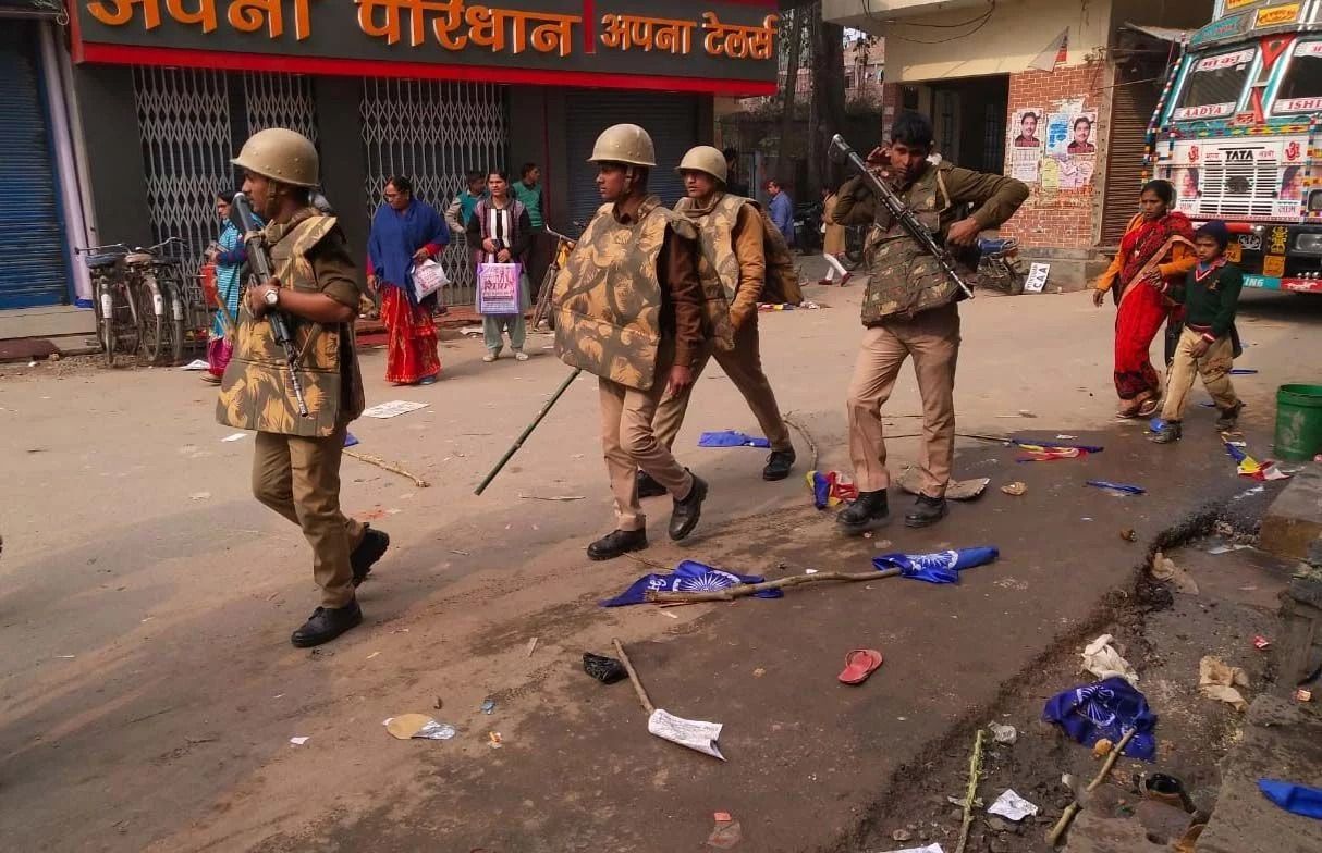 सीएए और एनआरसी के विरोध में कुंडा में बवाल, प्रदर्शनकारियों ने पुलिस पर किया हमला, दो सिपाही घायल सीएए और एनआरसी के विरोध में कुंडा में बवाल, प्रदर्शनकारियों ने पुलिस पर किया हमला, दो सिपाही घायल