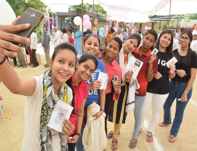 एक बजे तक महराजगंज में सर्वाधिक 38.68 प्रतिशत मतदान एक बजे तक महराजगंज में सर्वाधिक 38.68 प्रतिशत मतदान