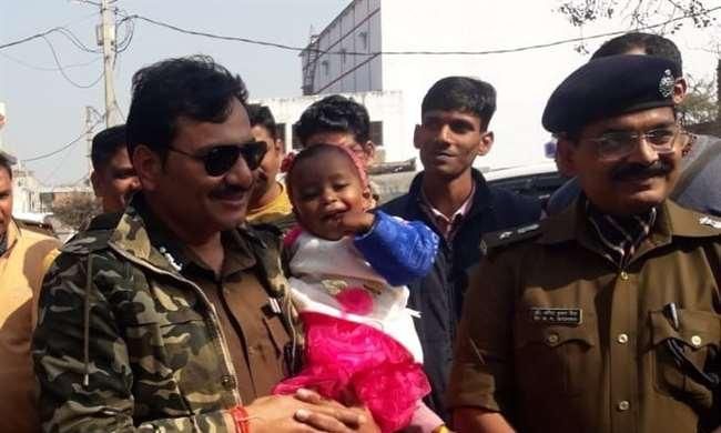 बच्चों को बंधक बनाने वाले सिरफिरे की बेटी को यूपी पुलिस ने लिया गोद