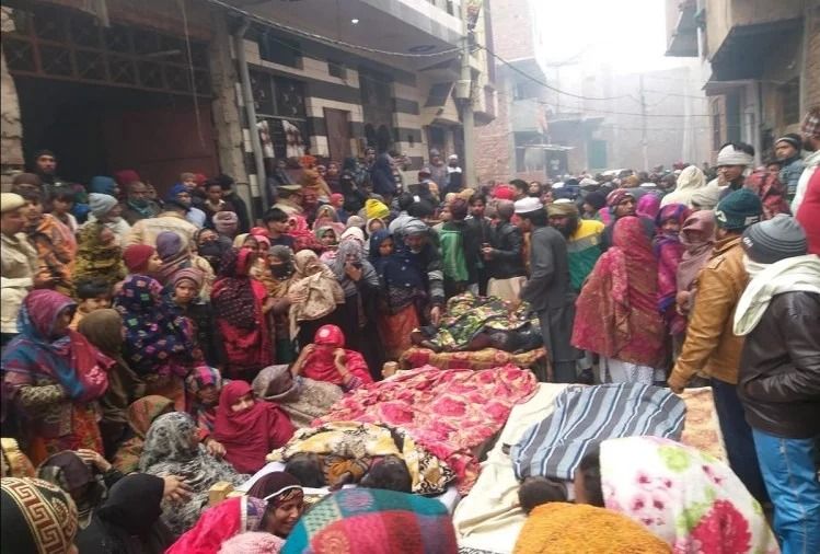 गाजियाबाद के लोनी में बड़ा हादसा, घर में आग लगने से पांच बच्चों समेत छह की मौत गाजियाबाद के लोनी में बड़ा हादसा, घर में आग लगने से पांच बच्चों समेत छह की मौत