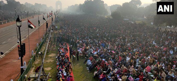 राजपथ पर गणतंत्र दिवस का परेड़ देखने के लिए हजारों की संख्या में लोग पहुंचे हैं. आज राजपथ पर हिन्दुस्तान की सांस्कृतिक और सामरिक विरासत की विशाल प्रस्तुति की जाएगी.