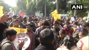 पुलिस के सामने JNU छात्रों की नहीं चली, बस में ले जाया जा रहा